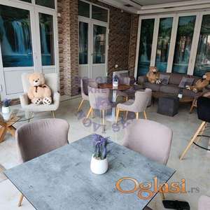 Izdaje se poslovni objekat od 700m2 na glavnoj ulici u Petrovaradinu.