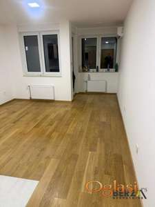 NOVA, POLUNAMEŠTENA GARSONJERA NA SAJMIŠTU