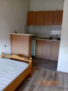 Izdajem garsonjeru u centru Zrenjanina