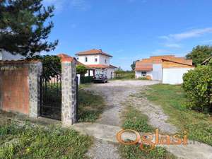 Kuća i hala u Karlovčiću