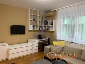 Izdaje se kompletno namešten dvosoban stan od 42m² u samom Centru Novog Sada