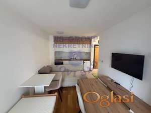 Izdaje se lepo uređena garsonjera na Novom naselju, površine 30 m², dostupna za useljenje odmah.