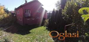 Prostrana porodična kuća sa velikom baštom u centru Užica