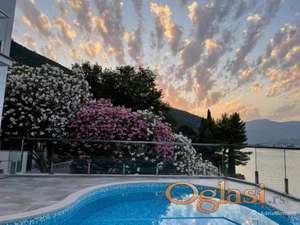 Vila na 1.liniji - Njivice, Herceg Novi