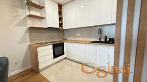 NOV, NEUSELJAVAN STAN SA GARAŽNIM MESTOM