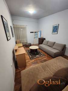 Izdaje se stan u centru Novog Sada