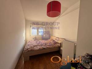 Trosoban namešten stan u centru grada