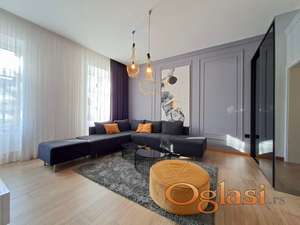 Moderno opremljen salonski stan u centru - pešačka zona