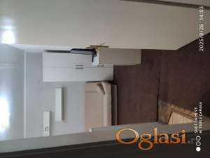 Izdajem nameštenu garsonjeru u centru