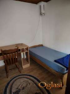 Izdajem malu namestenu kucicu od 25 kvadrata