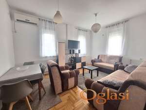 ODLICAN CETVOROSOBAN STAN SA PARKINGOM NA NOVOJ DETELINARI