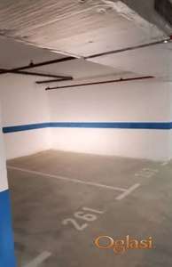 IIzdajem odlicno garazno mesto u Kej Gardenu blizu KEJ I KVANTASKE PIJACE..( (Filipa Visnjica 2G)Garaža ima obezbedjenje kamere i rampu.0658796620.