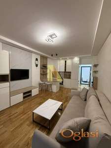 Garsonjera za izdavanje, Augusta Cesarca