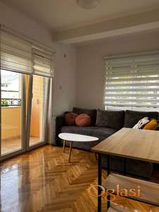 Izdaje se renoviran, namešten stan 42 m² – 1. sprat, mirna lokacija kod Futoške pijace
