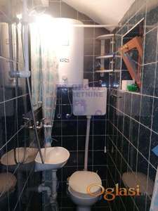 Na prodaju kuća na veoma lepom položaju, idealna za razne poslovne delatnosti.