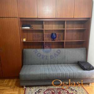Izdaje se nameštena garsonjera na Grbavici, površine 25 m², smeštena na visokom prizemlju.