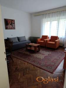 Prostran trosoban stan sa parkingom – 70m²