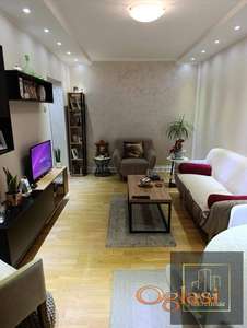 Odličan dvoiposoban stan na Detelinari !