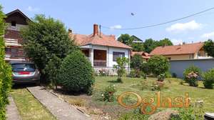 Prodaja dve odvojene porodične kuće