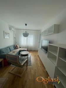 LEP, KOMPLETNO NAMEŠTEN DVOSOBAN STAN SA GARAŽNIM MESTOM U SQUARE GARDENU