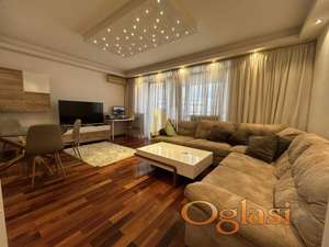 Izdaje se dvosoban stan na Bulevaru Oslobođenja