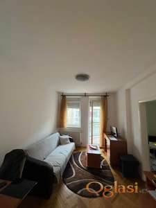 Dvosoban stan u centru, namešten, odmah useljiv!