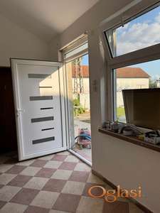 DVORIŠNI STAN 70 m² SA GARAŽOM, OSTAVAMA I DVORIŠTEM – ZMAJEVO