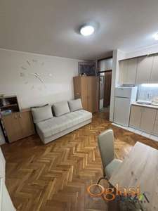 NAMEŠTENA GARSONJERA U CENTRU