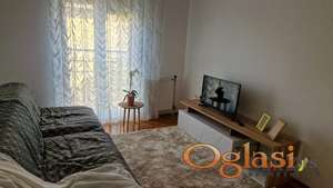 KOMPLETNO NAMEŠTEN JEDNOIPOSOBAN STAN U ŠIREM CENTRU