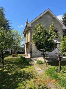 Uknjižena kuća sa pomoćnim objektima i voćnjakom