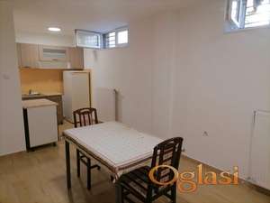 Garsonjera 28 m2, pogodna i  kao poslovni prostor, suteren