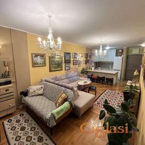 Sjajan dvosoban stan na Bulevaru