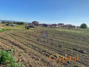 Odličan plac za izgradnju kuća, sva infrastruktura u ulici!