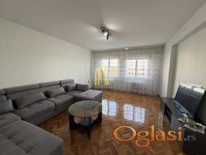 RENOVIRAN TROIPOSOBAN STAN SA POGLEDOM NA TVRĐAVU