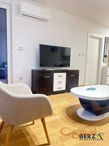 NOV, KOMFORAN JEDNOIPOSOBAN STAN SA GARAŽNIM MESTOM, PODBARA