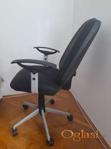 Crna moderna radna i kompijuterska stolica