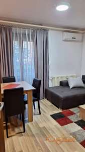 Nameštena renovirana garsonjera. Može kredit za mlade.