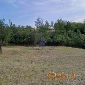 Građevinski plac površine 3.910 m² u Jazku