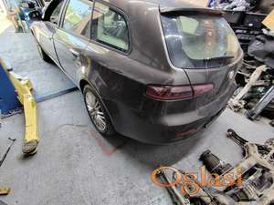 Alfa Romeo 159 vrata kod boje 581 Originalni delovi  Moguca ugradnja delova  Alfa Romeo 147-156-166-159-GT-MiTo-Giulietta Fiat bravo 2 - croma -grande punto -multipla 2 -punto 3 -stilo-idea Freemont Panda 3 500L 500 500x Lancia ypsilon-delta-musa-lybra Volkswagen Golf 6  Audi a3 2012-2020 Volkswagen Passat B7  Ukoliko zelite da porucite Posaljite poruku preko sms poruke ili pozovite na telefon 0616115961