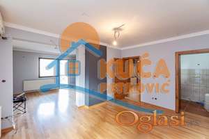 Renoviran  trosobni  stan  u  centru, II  sprat, 103 m2  plus  dodatni  prostor  u  suterenu  i  na  tavanu