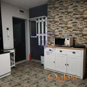 Izdaje se lep trosobni stan na Bulevaru