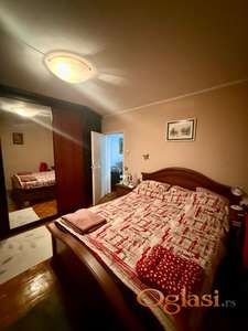 ODLIČAN RASPORED, JEDNOIPOSOBAN STAN NA DETELINARI