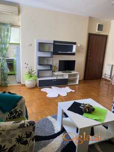 TOP LOKACIJA – MODERAN STAN – USELJIV OD 1. MAJA