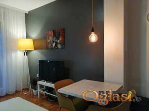MODERNA GARSONJERA NA GRBAVICI