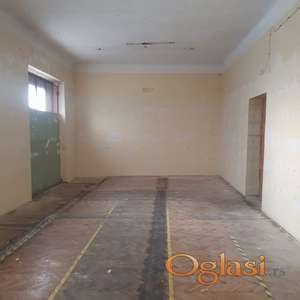 KUĆA ZA RADNIKE - DOBRA LOKACIJA - VELIKO DVORIŠTE