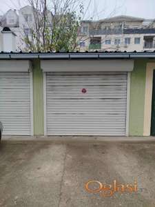 Garaža u dvorištu sa roll vratima uz dodatno mesto za parkiranje ispred garaže