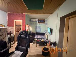 Na prodaju dva dvorišna stana u neposrednoj blizini centra grada.