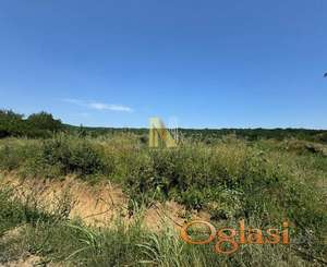 Plac na glavnom putu u neposrednoj blizini vinarije Kovačević