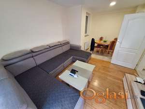 Kompletno opremljen trosoban stan sa garažom – PODBARA (BELE NJIVE)