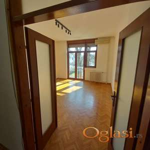 SPENS - CENTAR - STARI GRAD - ODLIČAN ČETVOROSOBAN STAN SA GARAŽOM I PARKING MESTOM ZA POSLOVNI PROSTOR!!! USELJIVO ODMAH!! RETKO U PONUDI!!!